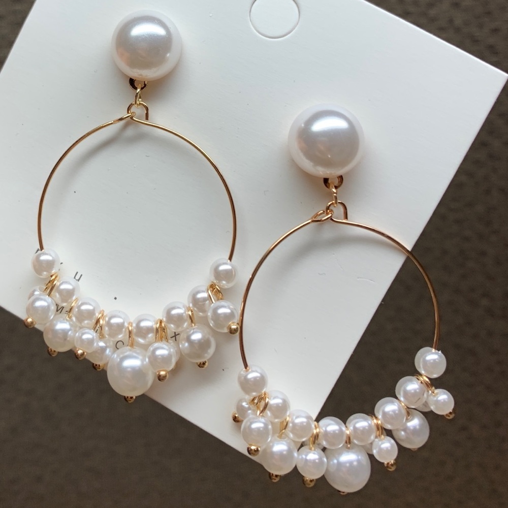 Pearl hoop earrings ✨